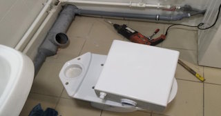 Установка напольного унитаза в Шумерле: монтаж под ключ от СантехДомШмр от 5183 рублей.